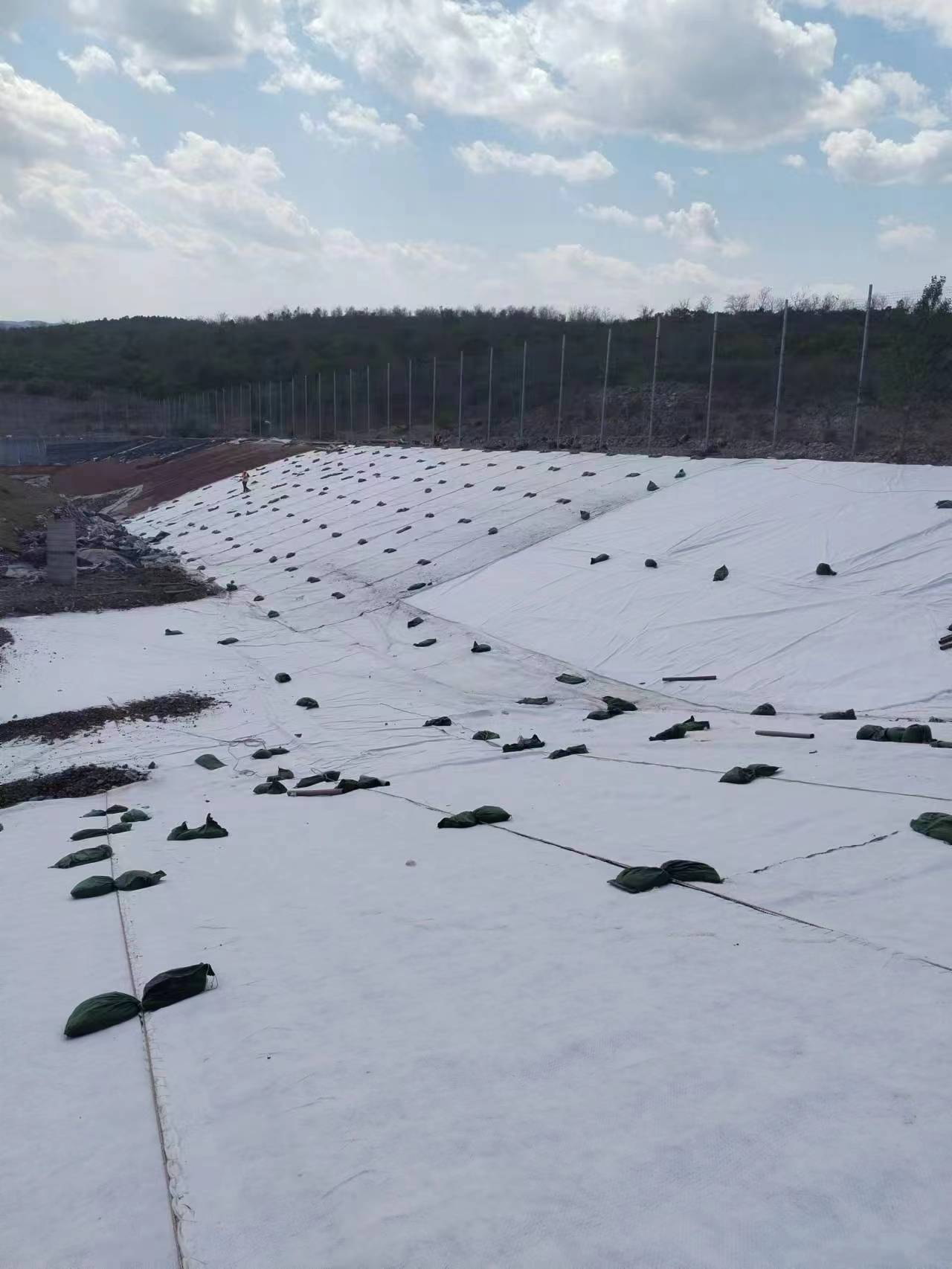 垃圾填埋場修補施工中